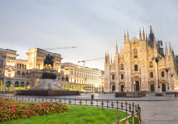 Piazza duomo şafakta görünümünü — Stok fotoğraf