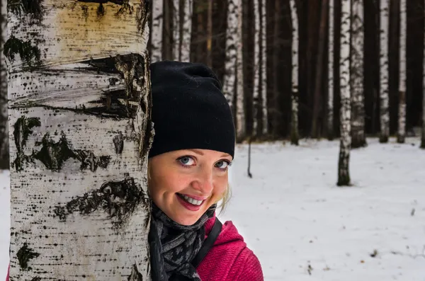 Smiling happy woman in a park — Stock Photo, Image