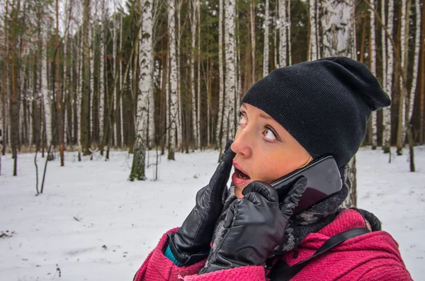 Šokovaná žena na mobilní telefon — Stock fotografie