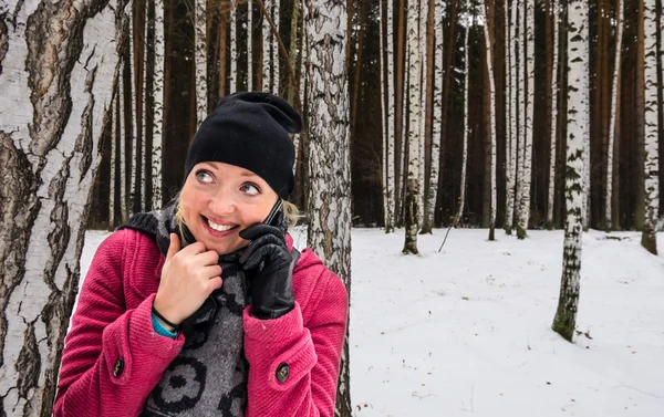 Bella donna felice riceve buone notizie al telefono — Foto Stock