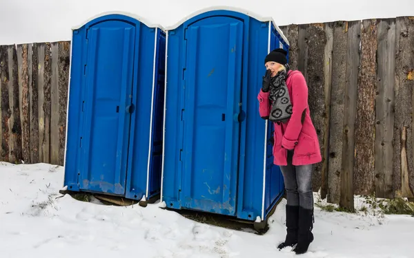Женщина ждет снаружи туалета — стоковое фото