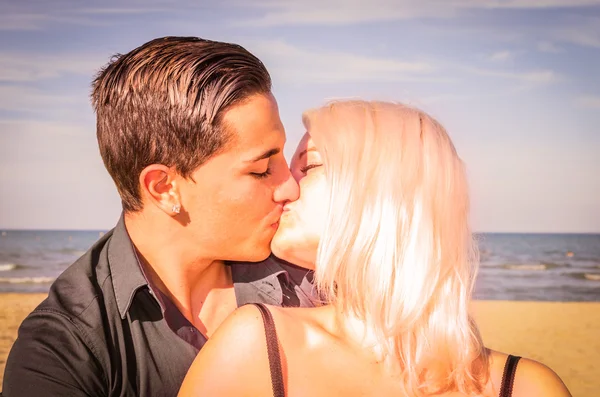Un sărut pe plajă — Fotografie, imagine de stoc