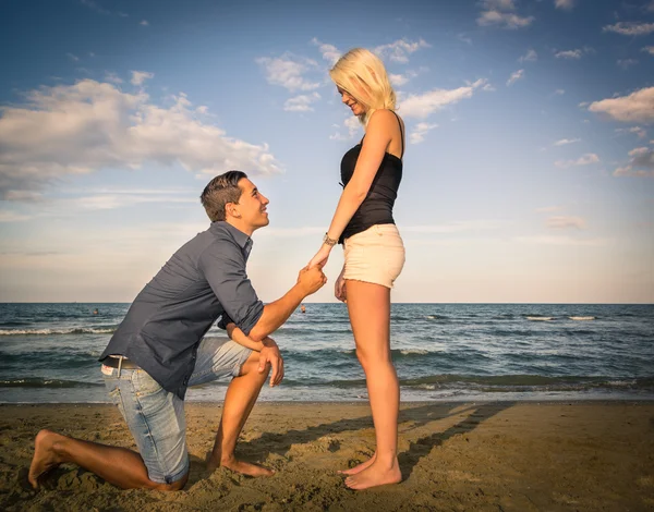 Homem fazendo proposta na praia — Fotografia de Stock