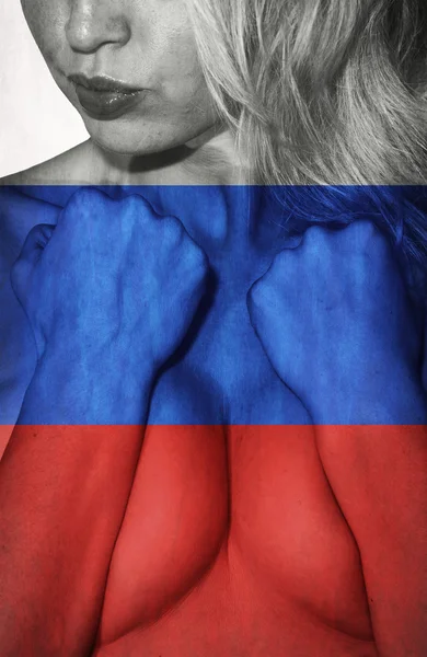 Mooie vrouw en Russische vlag — Stockfoto