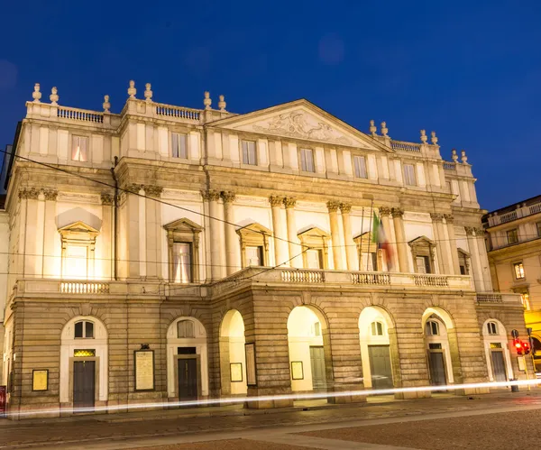 Teatro de ópera La Scala en milano.Vista nocturna con efecto de luz — Foto de Stock