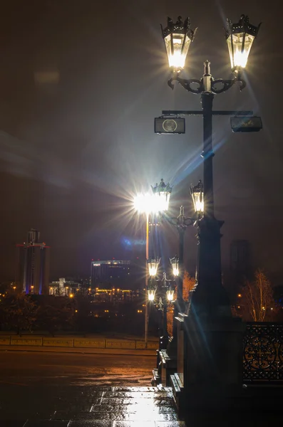 Utsikt över ekaterinburg centrum nattetid — Stockfoto
