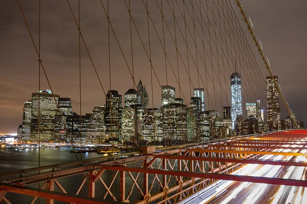 Skyline van New York stad nacht van Brooklyn bridge — Stockfoto