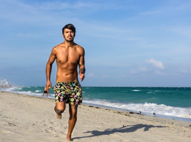 plajda çalışan modeli