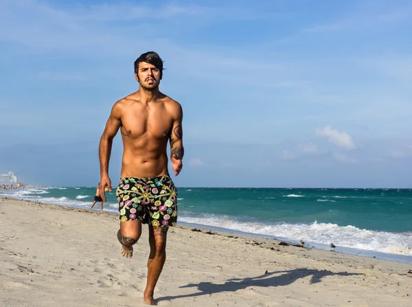 Modelo corriendo en la playa —  Fotos de Stock