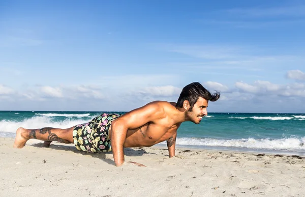 Modelo na praia — Fotografia de Stock