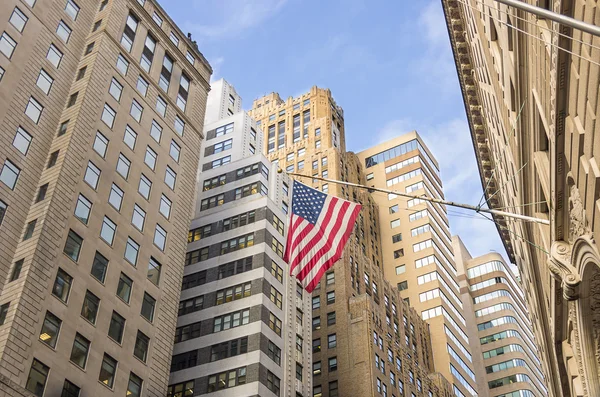 Amerykańską flagę na wall street, new york — Zdjęcie stockowe