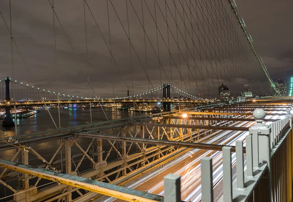 Puente de Brooklyn por la noche, Nueva York — Foto de Stock