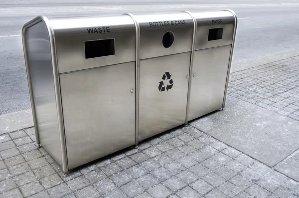 Reciclagem de lixeiras na rua — Fotografia de Stock