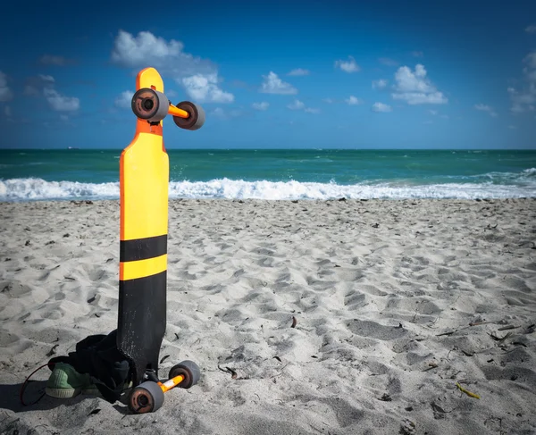 Skateboard on the beach — Stock Photo, Image