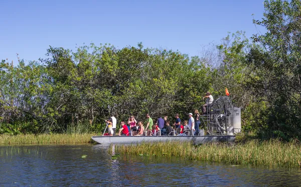 Personnes en dirigeable dans les Everglades, Floride — Photo