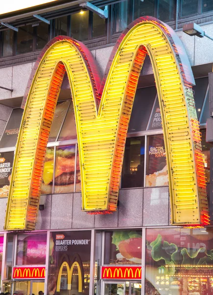 Mc donalds logo in zeiten quadratisch, new york — Stockfoto