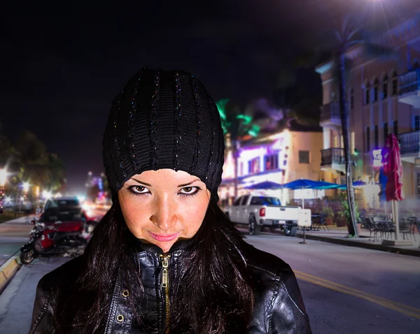 Asiatische Mädchen auf einer Straße — Stockfoto