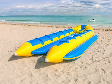 Sarı ve mavi banana boat