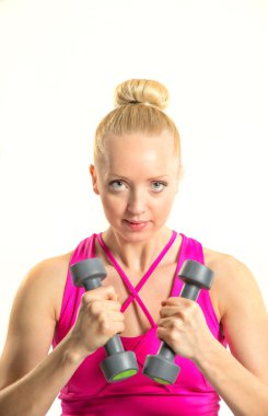 genç kadın çalışma dışarı ağırlıklar ile yerleştirmek