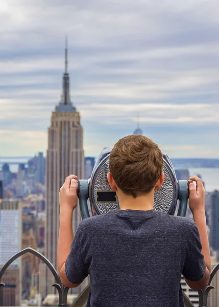 Young boy and New York skyline — Stock Photo, Image