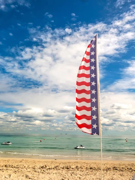 Playa tropical y bandera de Estados Unidos — Foto de Stock