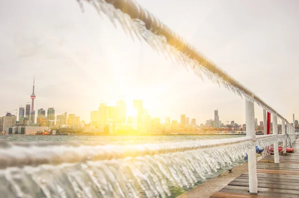 トロントのスカイラインと挑発的な太陽 — ストック写真