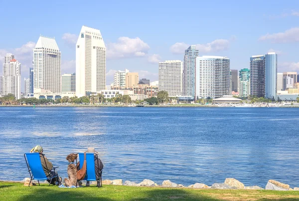 Casal desfrutando da paisagem urbana de San Diego — Fotografia de Stock