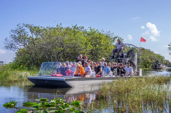 Tourists on airboat,Everglades - Miami — Stock Photo, Image