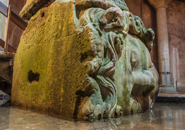 Medusa Cabeza en la Cisterna Basílica, Estambul — Foto de Stock
