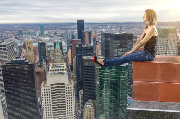 Κορίτσι στην κορυφή ενός κτιρίου — Φωτογραφία Αρχείου