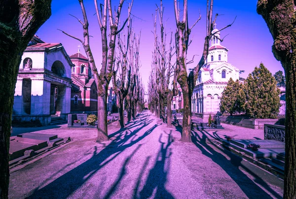 Cementerio Monumentale en Milán, con mirada fantasmal — Foto de Stock