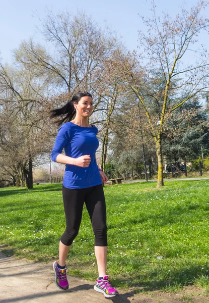 Chica corriendo en el parque — Foto de Stock