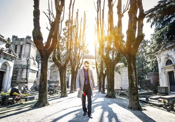 Witwer auf einem Friedhof — Stockfoto