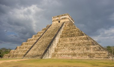 chichen Itza Tüylü yılan Maya piramit üzerinde fırtına