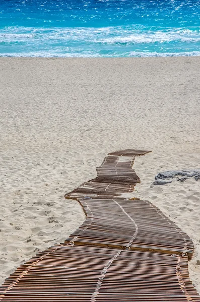 Boardwalk on a tropical beach — Stock Photo, Image