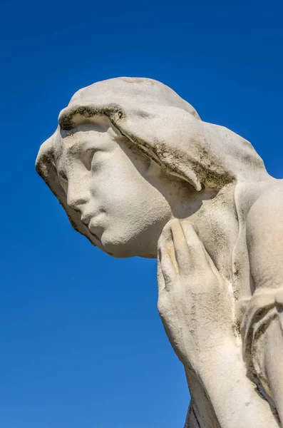 Angyal imádkozott a temetőben — Stock Fotó
