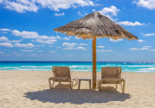 Krzesła i parasol plażowy — Zdjęcie stockowe