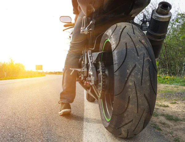 Мотоцикл сзади — стоковое фото