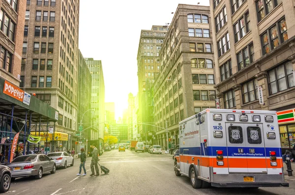 Ambulance op de straten van new york — Stockfoto