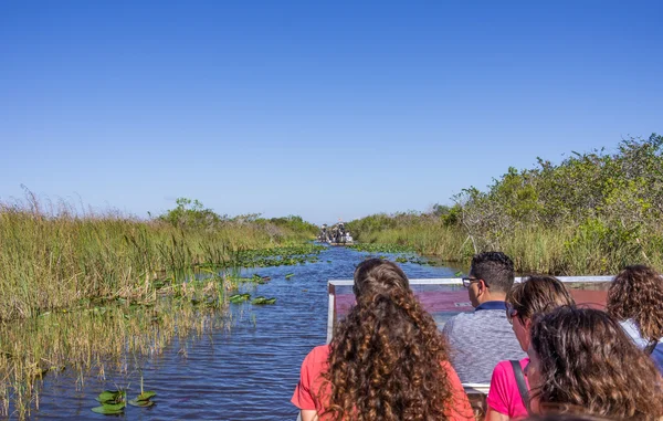 Orang-orang di kapal terbang di Everglades, Florida — Stok Foto