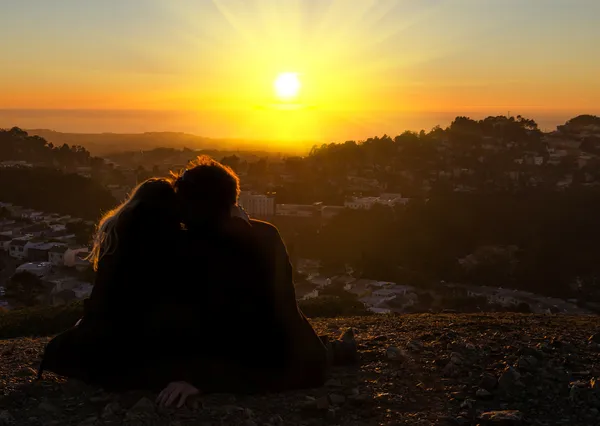 Пара цілується на заході сонця — стокове фото