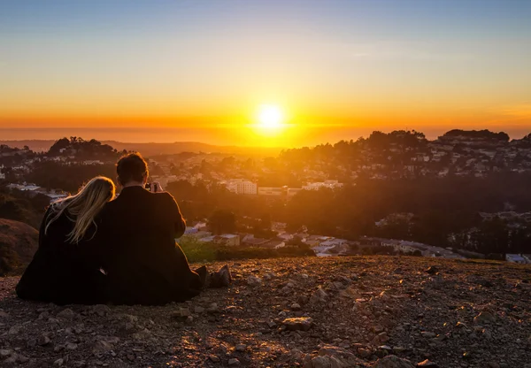 Paar küsst sich im Sonnenuntergang — Stockfoto