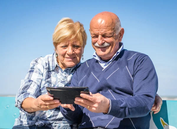 Coppia vecchia con tablet — Foto Stock