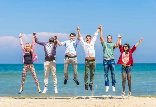 เพื่อนกระโดดบนชายหาด — ภาพถ่ายสต็อก