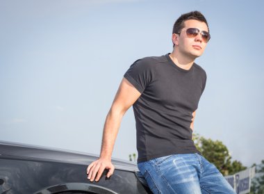 mutlu bir adam arabasında