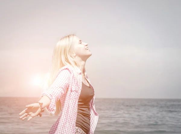 Meisje op het strand — Stockfoto