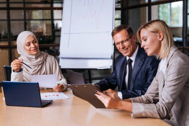 Stratejik pazarlama planı için ofiste çok ırklı iş adamları toplanıyor. Ofis çalışanları, girişimciler ve çok uluslu bir şirkette çalışan şirket çalışanları.