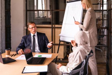 Stratejik pazarlama planı için ofiste çok ırklı iş adamları toplanıyor. Ofis çalışanları, girişimciler ve çok uluslu bir şirkette çalışan şirket çalışanları.