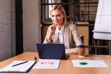 Bir şirkette çalışan zarif resmi elbiseli güzel genç bir iş kadını.