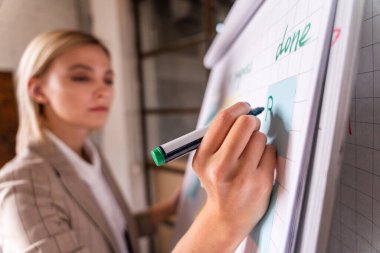 Bir şirkette çalışan zarif resmi elbiseli güzel genç bir iş kadını.